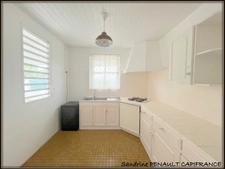 A VENDRE A KOUROU (GUYANE FRANCAISE) UNE MAISON INDIVIDUELLE T4 DE 68 m² - SUPERFICIE DU TERRAIN 292 m² - AU PRIX DE 225 000 €.