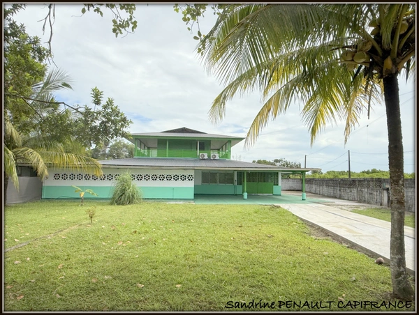 A VENDRE A KOUROU (GUYANE FRANCAISE) UNE CHARMANTE PROPRIETE DE 486 m² - DEUX APPARTEMENTS T3 - UN STUDIO - SUPERFICIE DU TERRAIN DE 5000 m² - AU PRIX DE 427000 €.
