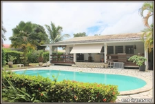 A VENDRE A KOUROU (97310) UNE MAGNIFIQUE MAISON EN BOIS T5 de 106 m² AVEC 2 MAISONS T2 INDEPENDANTES - TERRAIN DE 775 m² - AU PRIX DE 407 000 €.  