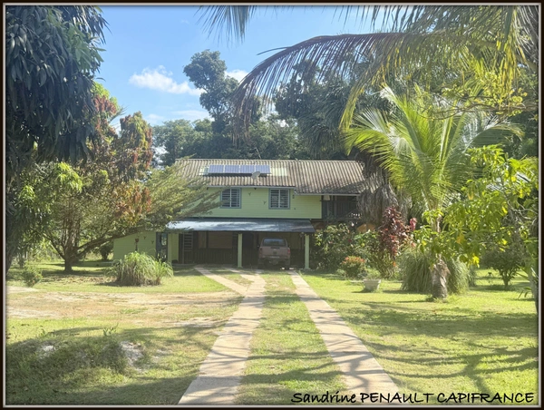 A VENDRE A KOUROU UNE CHARMANTE MAISON T5 EN BOIS DE 133 m² SUPERFICIE TERRAIN 2 HECTARES - AU PRIX DE 346 500 €.