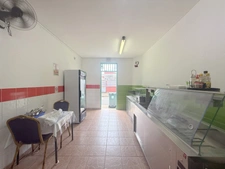 A VENDRE A CAYENNE UN IMMEUBLE DE RAPPORT DE 167 m² - 1 LOCAL DE 98 m² - 1 APPARTEMENT T3 DE 51 m² - 1 STUDIO DE 18 m² - AU PRIX DE 306 000 €.