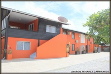 A VENDRE A KOUROU UN MAGNIFIQUE COMPLEXE IMMOBILIER DE 8 APPARTEMENTS (R+1) DE 960 m² - UNE VILLA T5 (R+1) DE 310 m² - TERRAIN 1870 m² - AU PRIX DE 1 755 000 €.