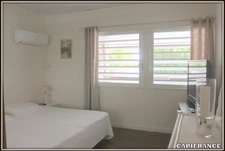 A VENDRE A KOUROU (97310) UNE MAGNIFIQUE MAISON EN BOIS T5 de 106 m² AVEC 2 MAISONS T2 INDEPENDANTES - TERRAIN DE 775 m² - AU PRIX DE 407 000 €.  