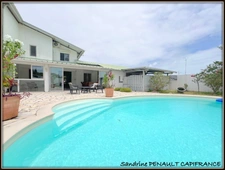 A VENDRE A KOUROU (GUYANE FRANCAISE) UNE MAGNIFIQUE VILLA T6 (R+1) de 152 m² AVEC UN STUDIO INDEPENDANT de 32 m² - TERRAIN DE 547 m² - AU PRIX DE 426 000 €.