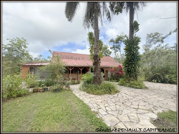A VENDRE A SINNAMARY UNE MAGNIFIQUE MAISON T6 DE 122 m² SUPERFICIE TERRAIN 3,5 HECTARES - AU PRIX DE 249 000 €.