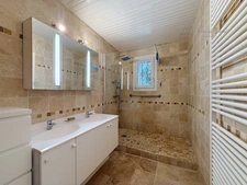 Bouchet – Maison de plain-pied avec piscine chauffée, spa et 2 garages