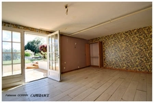 Maison à vendre 8  pièces AIGONDIGNE (79): Maison sur 2 niveaux aménagés, 3 chambres, grand garage (103 m2), dépendances, terrain clos.
