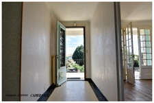 Maison à vendre 8  pièces AIGONDIGNE (79): Maison sur 2 niveaux aménagés, 3 chambres, grand garage (103 m2), dépendances, terrain clos.
