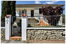 Maison à vendre 8  pièces AIGONDIGNE (79): Maison sur 2 niveaux aménagés, 3 chambres, grand garage (103 m2), dépendances, terrain clos.