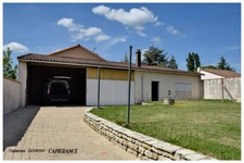 Maison à vendre 8  pièces AIGONDIGNE (79): Maison sur 2 niveaux aménagés, 3 chambres, grand garage (103 m2), dépendances, terrain clos.