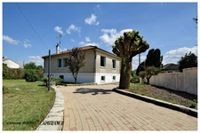 Maison à vendre 8  pièces AIGONDIGNE (79): Maison sur 2 niveaux aménagés, 3 chambres, grand garage (103 m2), dépendances, terrain clos.