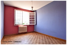 Maison à vendre 8  pièces AIGONDIGNE (79): Maison sur 2 niveaux aménagés, 3 chambres, grand garage (103 m2), dépendances, terrain clos.