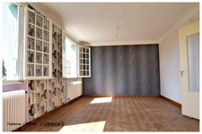 Maison à vendre 8  pièces AIGONDIGNE (79): Maison sur 2 niveaux aménagés, 3 chambres, grand garage (103 m2), dépendances, terrain clos.