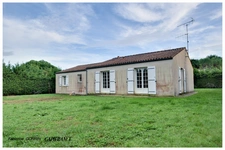 Maison à vendre 5 pièces SAINT SULPICE D'ARNOULT (17) PLAIN PIED, TROIS CHAMBRES, GARAGE, GRAND TERRAIN CLOS.
