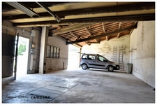 Maison à vendre 8  pièces AIGONDIGNE (79): Maison sur 2 niveaux aménagés, 3 chambres, grand garage (103 m2), dépendances, terrain clos.