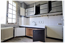 Maison à vendre 8  pièces AIGONDIGNE (79): Maison sur 2 niveaux aménagés, 3 chambres, grand garage (103 m2), dépendances, terrain clos.