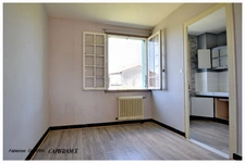 Maison à vendre 8  pièces AIGONDIGNE (79): Maison sur 2 niveaux aménagés, 3 chambres, grand garage (103 m2), dépendances, terrain clos.