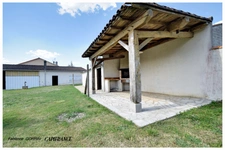 Maison à vendre 8  pièces AIGONDIGNE (79): Maison sur 2 niveaux aménagés, 3 chambres, grand garage (103 m2), dépendances, terrain clos.