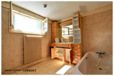 Maison à vendre 8  pièces AIGONDIGNE (79): Maison sur 2 niveaux aménagés, 3 chambres, grand garage (103 m2), dépendances, terrain clos.