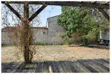 Maison à vendre 5 pièces  (17) Plain pied, trois chambres, terrain clos, panneaux photovoltaïques, Abris de jardin et abris à vélos.