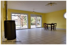 Maison à vendre 5 pièces  (17) Plain pied, trois chambres, terrain clos, panneaux photovoltaïques, Abris de jardin et abris à vélos.