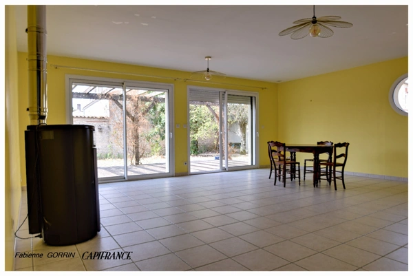Maison à vendre 5 pièces  (17) Plain pied, trois chambres, terrain clos, panneaux photovoltaïques, Abris de jardin et abris à vélos.