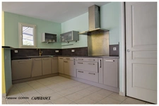 Maison à vendre 5 pièces  (17) Plain pied, trois chambres, terrain clos, panneaux photovoltaïques, Abris de jardin et abris à vélos.