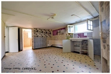 Maison à vendre 8  pièces AIGONDIGNE (79): Maison sur 2 niveaux aménagés, 3 chambres, grand garage (103 m2), dépendances, terrain clos.