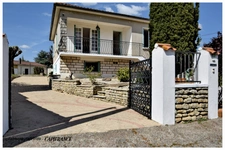 Maison à vendre 8  pièces AIGONDIGNE (79): Maison sur 2 niveaux aménagés, 3 chambres, grand garage (103 m2), dépendances, terrain clos.