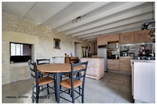 Maison à vendre 6 pièces TRIZAY (17) MAISON EN PIERRE ENTIEREMENT RENOVEE, BEAUX VOLUMES, 3 CHAMBRES, GARAGE, APPENTIS, ABRIS DE JARDIN.