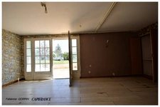 Maison à vendre 8  pièces AIGONDIGNE (79): Maison sur 2 niveaux aménagés, 3 chambres, grand garage (103 m2), dépendances, terrain clos.