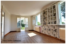 Maison à vendre 8  pièces AIGONDIGNE (79): Maison sur 2 niveaux aménagés, 3 chambres, grand garage (103 m2), dépendances, terrain clos.