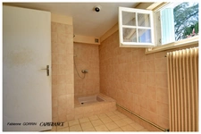 Maison à vendre 8  pièces AIGONDIGNE (79): Maison sur 2 niveaux aménagés, 3 chambres, grand garage (103 m2), dépendances, terrain clos.