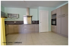 Maison à vendre 5 pièces  (17) Plain pied, trois chambres, terrain clos, panneaux photovoltaïques, Abris de jardin et abris à vélos.