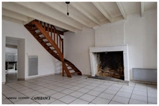 Maison à vendre 5 pièces LES ESSARDS (17)MAISON DE VILLAGE, 3 chambres, 2 grands garages, dépendances, terrain clos.