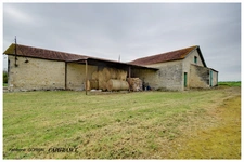 CORPS DE FERME: HABITATION : 105m2, dépendances environ 700m2, toitures (zéro amiante)