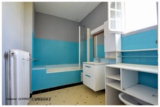 Maison à vendre 8  pièces AIGONDIGNE (79): Maison sur 2 niveaux aménagés, 3 chambres, grand garage (103 m2), dépendances, terrain clos.
