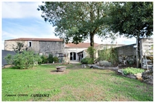 Maison à vendre 6 pièces TRIZAY (17) MAISON EN PIERRE ENTIEREMENT RENOVEE, BEAUX VOLUMES, 3 CHAMBRES, GARAGE, APPENTIS, ABRIS DE JARDIN.