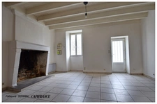Maison à vendre 5 pièces LES ESSARDS (17)MAISON DE VILLAGE, 3 chambres, 2 grands garages, dépendances, terrain clos.