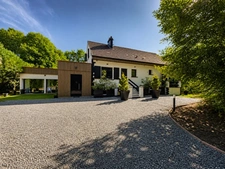 A verdant setting, bright spaces and high-end amenities in Lamorlaye (60) Le Lys 