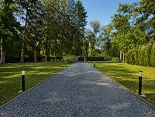 A verdant setting, bright spaces and high-end amenities in Lamorlaye (60) Le Lys 