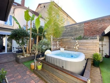 Maison ancienne de charme, jardin avec jacuzzi, hyper centre Noailles, tout à pied.