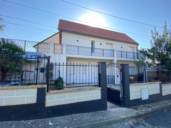 Maison familiale moderne avec terrasse et garage, à 6 min du centre-ville à Fosses (95)