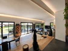 A verdant setting, bright spaces and high-end amenities in Lamorlaye (60) Le Lys 