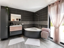 A verdant setting, bright spaces and high-end amenities in Lamorlaye (60) Le Lys 
