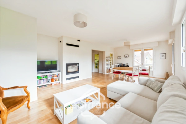 Maison à vendre 210 m² avec terrain plat et arboré