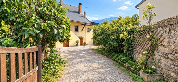 Dpt Savoie (73), à vendre maison de 190 M² Maison de village de caractère - Carport - Beau terrain plat
