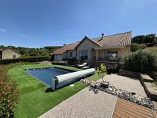 Maison plain-pied 124 m² - 3 chambres - piscine chauffée - terrain 2300 m² – calme - JONCY