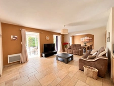 Maison 7 pièces, 5 Chambres, Terrain de 2000 m², Double Garage, SAINT DESERT (71390)