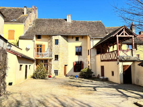Maison à vendre 10 pièces - 300 m² - Terrain 1000m² - Proche Tournus
